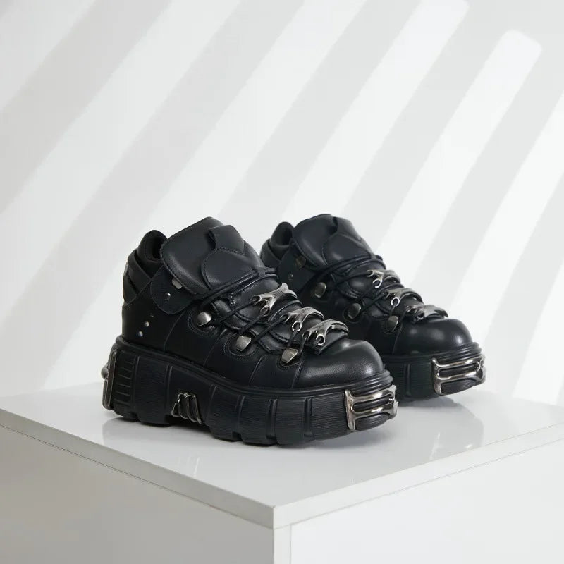 Frühling und Herbst Neue Damenschuhe Heavy Metal Dicke Sohlen Erhöhen Hoch und Tief Punk Kleine Lederschuhe Schwarze Motorradstiefelette