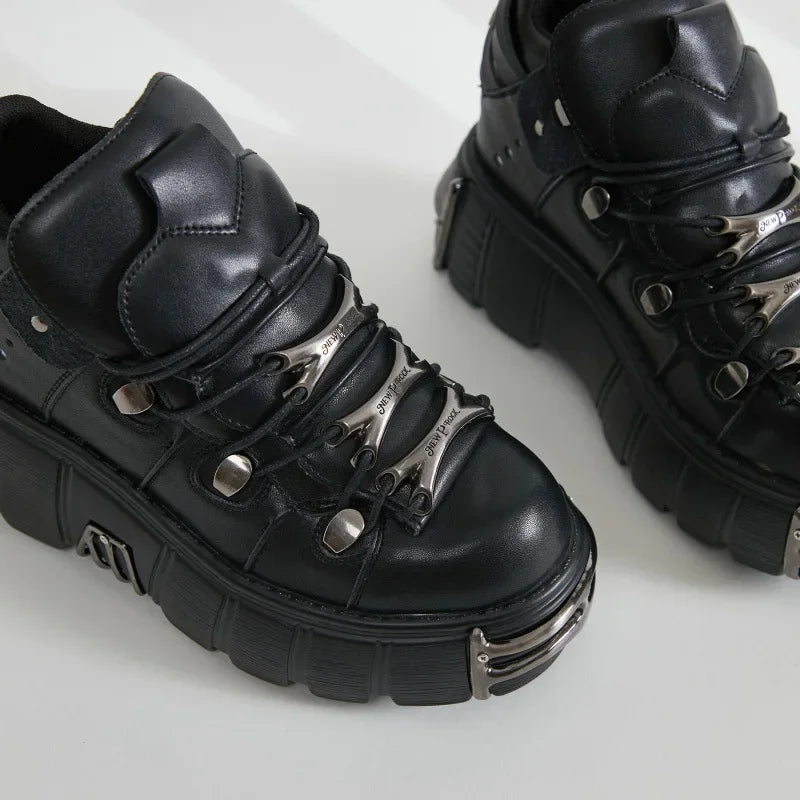 Frühling und Herbst Neue Damenschuhe Heavy Metal Dicke Sohlen Erhöhen Hoch und Tief Punk Kleine Lederschuhe Schwarze Motorradstiefelette
